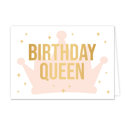Birthday queen - Formaat: Standaard - Vorm: Liggend - Verjaardagskaart - Op deze wenskaart staat de goudkleurige tekst "BIRTHDAY QUEEN" centraal afgebeeld tegen een witte achtergrond. Achter de tekst bevindt zich een lichtroze illustratie van een kroon. Rondom de kroon zijn diverse kleine, goudkleurige sterretjes verspreid. - Snelwenskaart