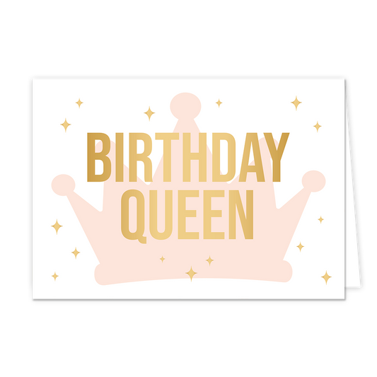 Birthday queen - Formaat: Standaard - Vorm: Liggend - Verjaardagskaart - Op deze wenskaart staat de goudkleurige tekst "BIRTHDAY QUEEN" centraal afgebeeld tegen een witte achtergrond. Achter de tekst bevindt zich een lichtroze illustratie van een kroon. Rondom de kroon zijn diverse kleine, goudkleurige sterretjes verspreid. - Snelwenskaart