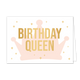 Birthday queen - Formaat: Standaard - Vorm: Liggend - Verjaardagskaart - Op deze wenskaart staat de goudkleurige tekst "BIRTHDAY QUEEN" centraal afgebeeld tegen een witte achtergrond. Achter de tekst bevindt zich een lichtroze illustratie van een kroon. Rondom de kroon zijn diverse kleine, goudkleurige sterretjes verspreid. - Snelwenskaart