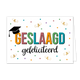 Geslaagd gefeliciteerd - Formaat: Standaard - Vorm: Liggend - Geslaagd kaart - Op deze wenskaart staat de tekst "GESLAAGD gefeliciteerd" centraal tegen een witte achtergrond. Het woord "GESLAAGD" is uitgevoerd in grote blokletters waarbij elke letter een andere kleur heeft (oranje, roze, groen, blauw en geel) en voorzien is van een zwarte schaduw. Op de eerste letter "G" rust een zwarte afstudeerhoed. Daaronder staat "gefeliciteerd" in een sierlijk, zwart handgeschreven lettertype. De tekst wordt omringd d