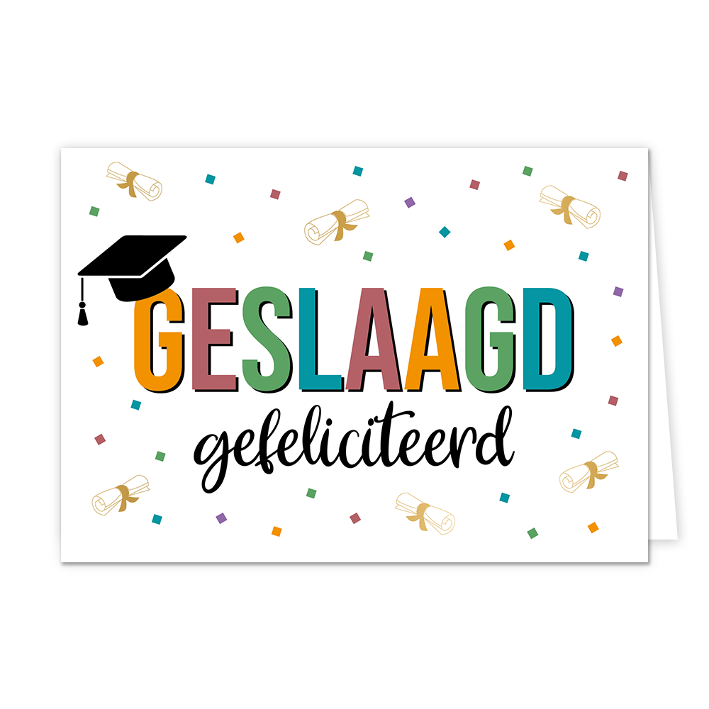 Op deze wenskaart staat de tekst "GESLAAGD gefeliciteerd" centraal tegen een witte achtergrond. Het woord "GESLAAGD" is uitgevoerd in grote blokletters waarbij elke letter een andere kleur heeft (oranje, roze, groen, blauw en geel) en voorzien is van een zwarte schaduw. Op de eerste letter "G" rust een zwarte afstudeerhoed. Daaronder staat "gefeliciteerd" in een sierlijk, zwart handgeschreven lettertype. De tekst wordt omringd door vrolijke illustraties van kleine opgerolde diploma's met een strikje en kleu