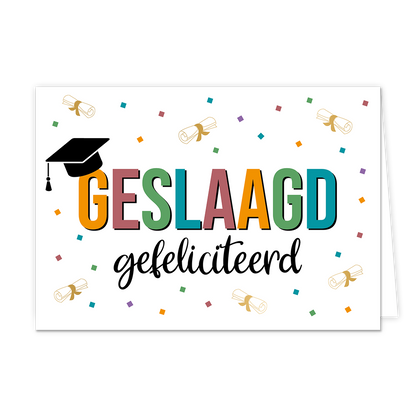 Op deze wenskaart staat de tekst "GESLAAGD gefeliciteerd" centraal tegen een witte achtergrond. Het woord "GESLAAGD" is uitgevoerd in grote blokletters waarbij elke letter een andere kleur heeft (oranje, roze, groen, blauw en geel) en voorzien is van een zwarte schaduw. Op de eerste letter "G" rust een zwarte afstudeerhoed. Daaronder staat "gefeliciteerd" in een sierlijk, zwart handgeschreven lettertype. De tekst wordt omringd door vrolijke illustraties van kleine opgerolde diploma's met een strikje en kleu