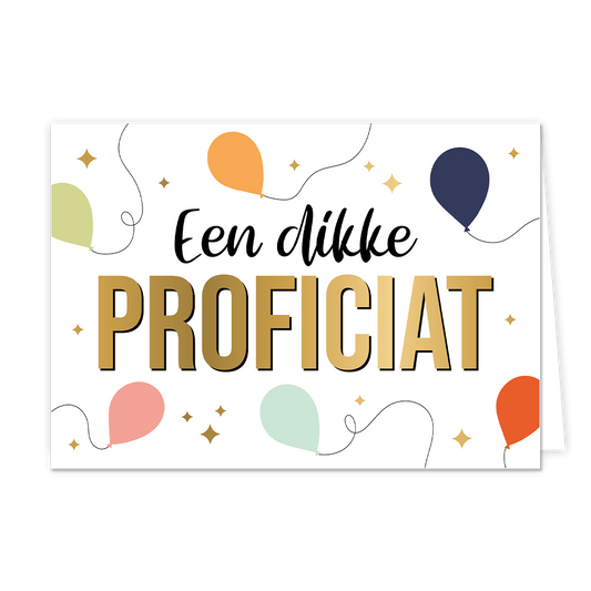 Een dikke proficiat - Formaat: Normaal - Vorm: Liggend - Felicitatiekaart - Op deze wenskaart staat de tekst "Een dikke PROFICIAT" centraal tegen een witte achtergrond, waarbij het woord "PROFICIAT" in grote, goudkleurige blokletters met een zwarte omlijning is uitgevoerd. De woorden "Een dikke" staan daarboven in een sierlijk, zwart handgeschreven lettertype. De tekst wordt omringd door vrolijke illustraties van ballonnen in diverse kleuren zoals oranje, donkerblauw, roze en groen, aangevuld met kleine go