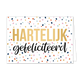 Hartelijk gefeliciteerd - Formaat: Standaard - Vorm: Liggend - Felicitatiekaart - Op deze wenskaart staat de goudkleurige tekst "HARTELIJK" met daaronder de zwarte sierlijke tekst "gefeliciteerd" centraal afgebeeld tegen een witte achtergrond. Het geheel is omringd door een kleurrijk patroon van kleine stippen en vlekjes in de kleuren oranje, blauw, roze en geel. - Snelwenskaart