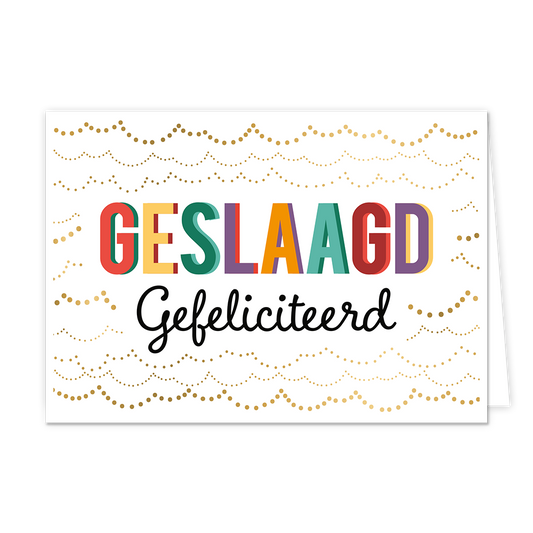 Geslaagd gefeliciteerd - Formaat: Normaal - Vorm: Liggend - Geslaagd kaart - Op deze wenskaart staat de tekst "GESLAAGD Gefeliciteerd" centraal tegen een witte achtergrond. Het woord "GESLAAGD" is uitgevoerd in grote blokletters waarbij elke letter een andere kleur heeft (rood, geel, groen, paars en blauw) en voorzien is van een subtiele zwarte schaduw voor een 3D-effect. Daaronder staat "Gefeliciteerd" in een sierlijk, zwart handgeschreven lettertype. De tekst wordt omringd door een patroon van goudkleuri