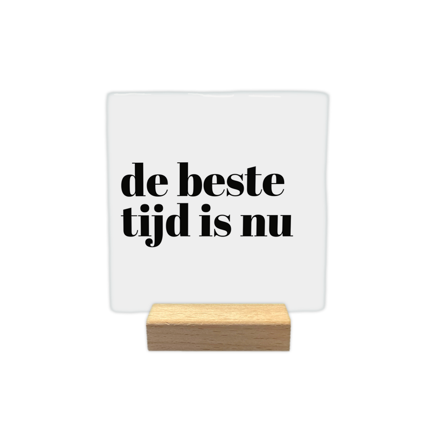 De beste tijd is nu - Decoratie tegel - Formaat: - Op deze decoratie tegel staat in het zwart de tekst 'De beste tijd is nu'. De achtergrond van de decoratie tegel is wit. - Snelwenskaart