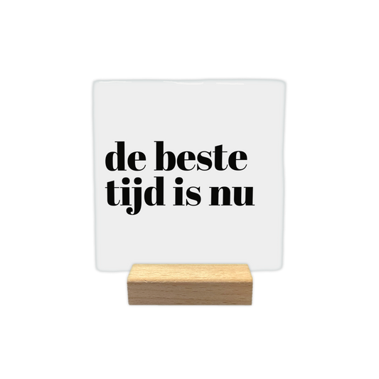 De beste tijd is nu - Decoratie tegel - Formaat: - Op deze decoratie tegel staat in het zwart de tekst 'De beste tijd is nu'. De achtergrond van de decoratie tegel is wit. - Snelwenskaart