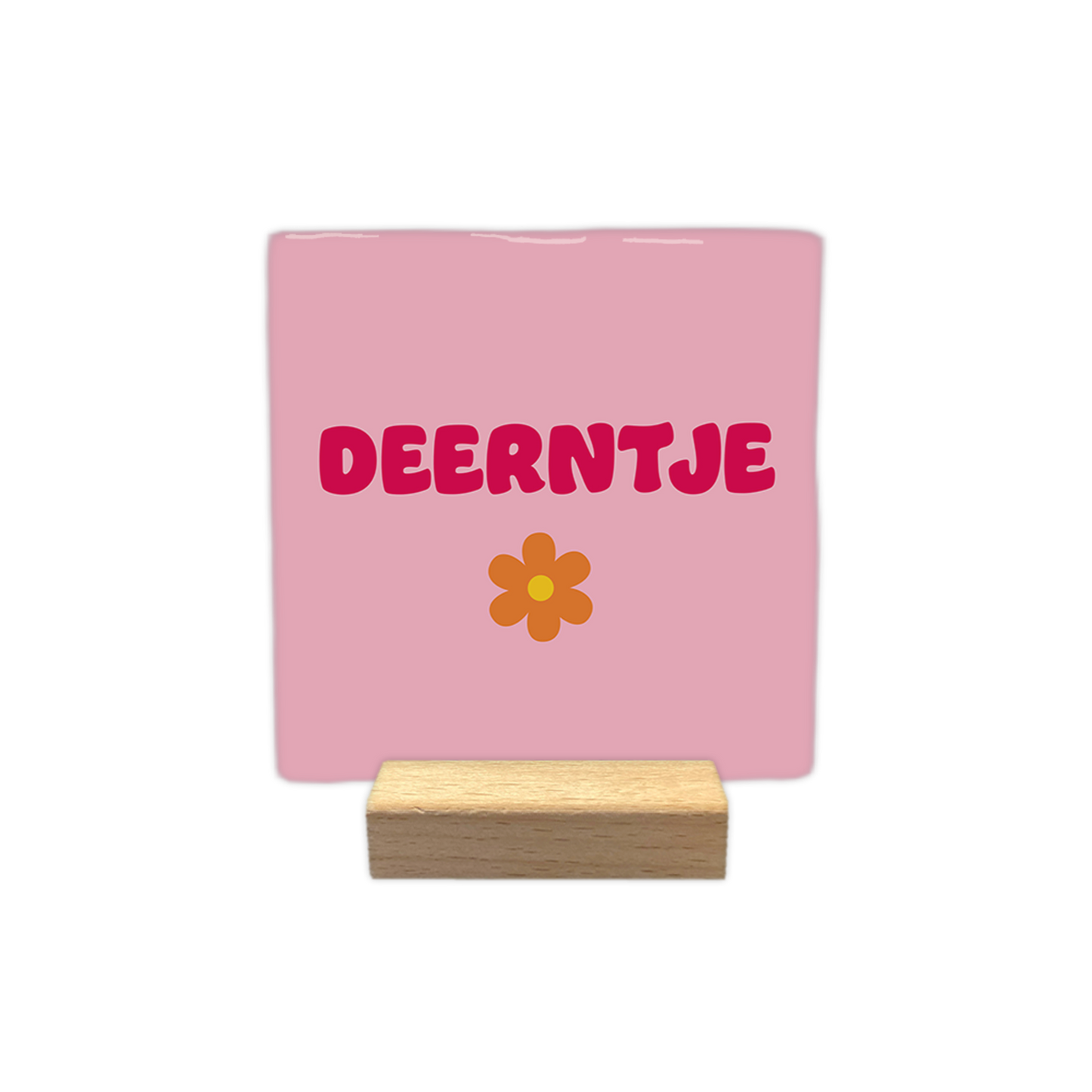 Deerntje - Decoratie tegel - Formaat: - Op deze decoratie tegel staat de tekst "deerntje" in roze letters centraal afgebeeld. Onder de tekst is een oranje bloem met een geel hartje getekend. De achtergrond van de tegel is lichtroze van kleur. - Snelwenskaart