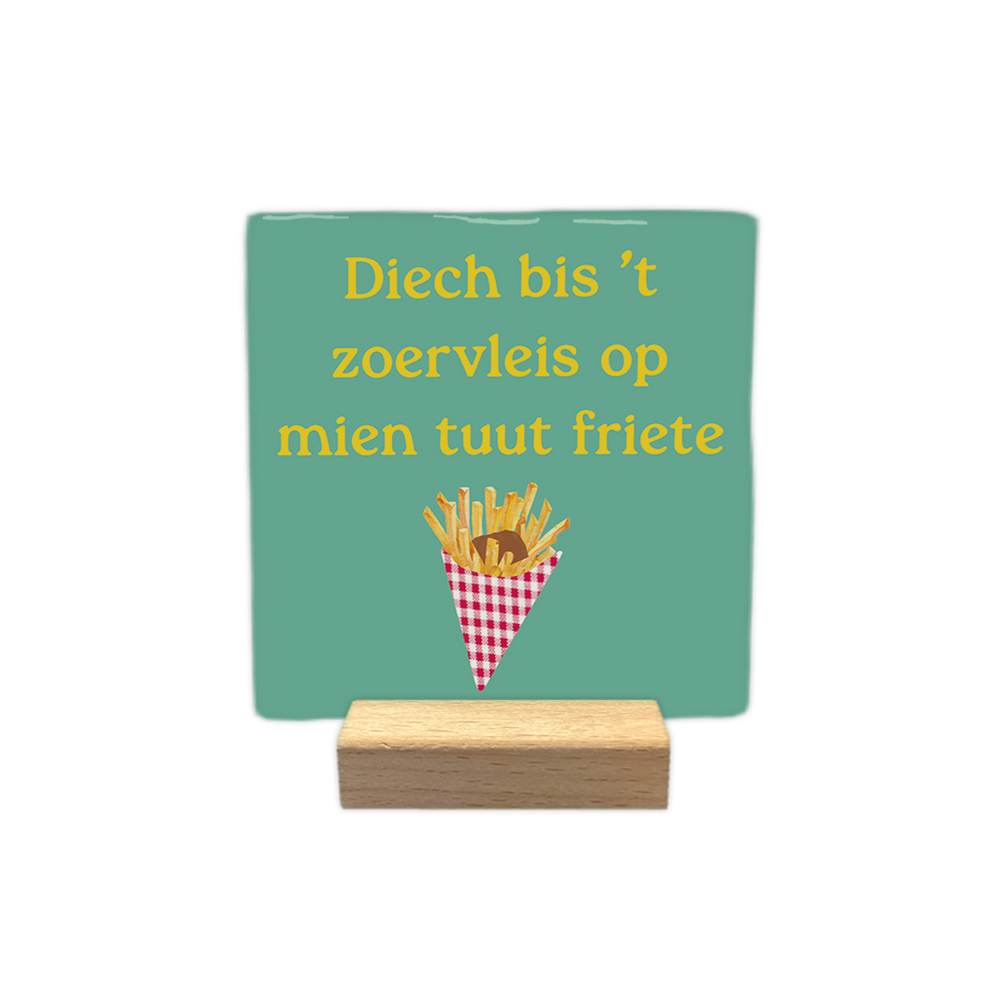 Diech bis 't zoervleis op mien tuut friete - Decoratie tegel - Formaat: - Op deze decoratie tegel staat een lichtgroene achtergrond met daarboven de gele tekst "Diech bis 't zoervleis op mien tuut friete". Onderaan is een afbeelding geplaatst van een rood-wit geblokt frietzakje gevuld met frietjes en een klodder bruine saus. Het ontwerp combineert een tekstuele uiting met een illustratie van een snack. - Snelwenskaart