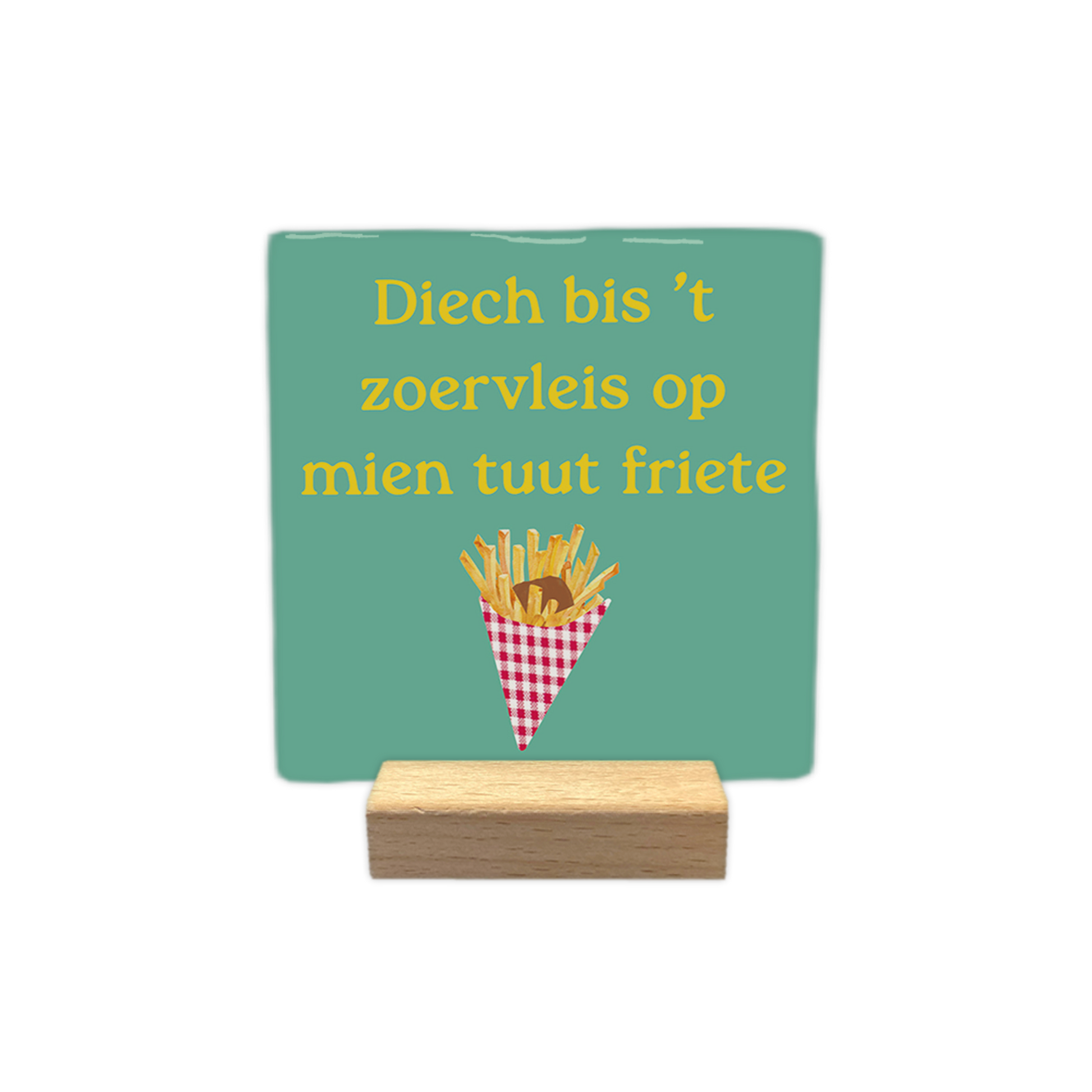 Diech bis 't zoervleis op mien tuut friete - Decoratie tegel - Formaat: - Op deze decoratie tegel staat een lichtgroene achtergrond met daarboven de gele tekst "Diech bis 't zoervleis op mien tuut friete". Onderaan is een afbeelding geplaatst van een rood-wit geblokt frietzakje gevuld met frietjes en een klodder bruine saus. Het ontwerp combineert een tekstuele uiting met een illustratie van een snack. - Snelwenskaart