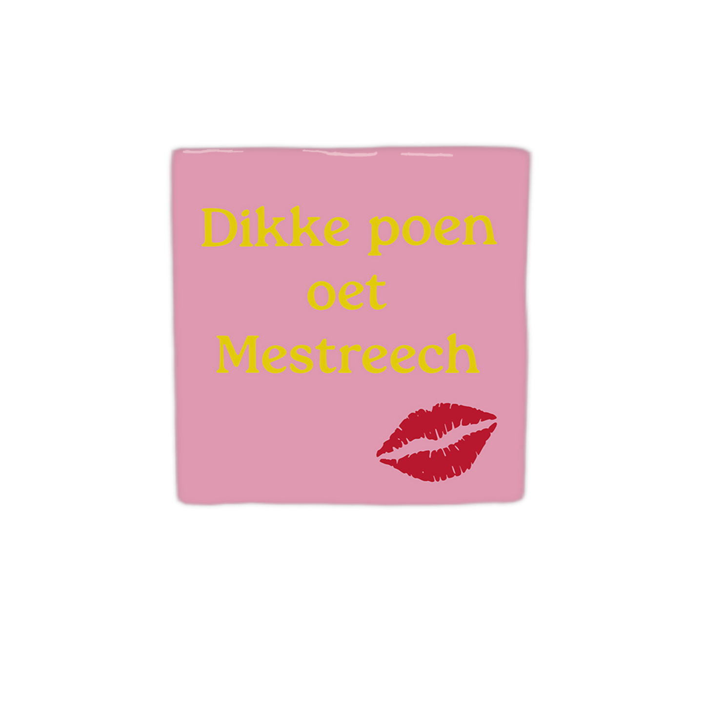 Dikke poen oet Mestreech - Decoratie tegel - Formaat: - Op deze decoratie tegel staat een lichtroze achtergrond met de gele tekst "Dikke poen oet Mestreech" in het midden. Rechtsonder is een illustratie van een rode kusmond afgebeeld. Het ontwerp heeft een eenvoudige en grafische uitstraling. - Snelwenskaart