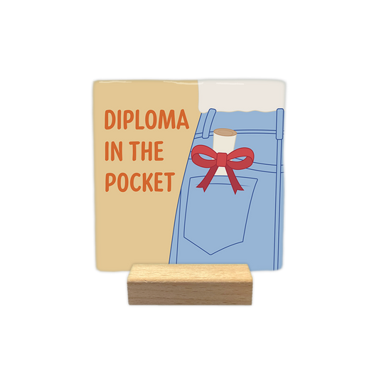 Diploma in the pocket - Decoratie tegel - Formaat: - Op deze decoratie tegel staat een broekzak met een diploma in de zak. Naast de broekzak staat in het oranje de tekst 'Diploma in the pocket'. - Snelwenskaart