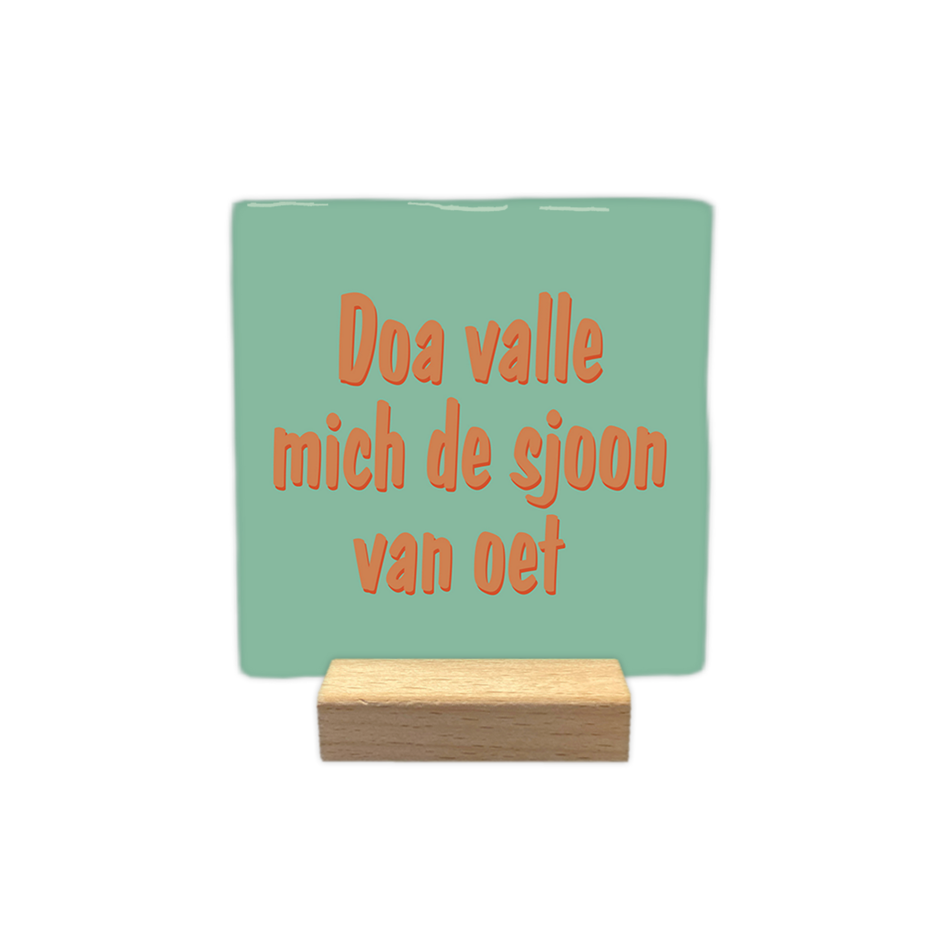 Doa valle mich de sjoon van oet - Decoratie tegel - Formaat: - Op deze decoratie tegel staat de tekst "Doa valle mich de sjoon van oet" in oranje letters met een subtiele schaduwrand. De tekst is verdeeld over drie regels en geplaatst op een mintgroene achtergrond. Het lettertype oogt vriendelijk en speels. - Snelwenskaart