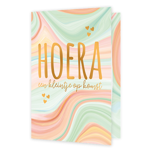 Hoera een kleintje op komst - Formaat: Normaal - Vorm: Staand - Zwanger kaart - Op deze wenskaart staan lijnen in de kleuren mintgroen, roze, beige en blauw. In het midden staat de tekst: "Hoera een kleintje op komst". - Snelwenskaart
