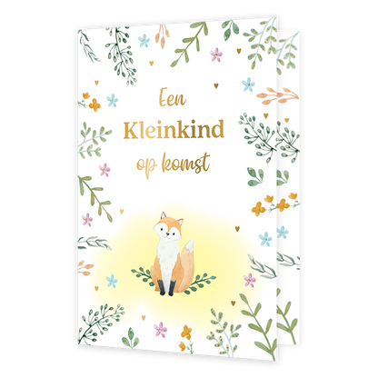 Een kleinkind op komst - Formaat: Normaal - Vorm: Staand - Zwanger kaart - Op deze wenskaart staat een vosje omringt door blaadjes en bloemen. In het midden staat de tekst: "Een kleinkind op komst". - Snelwenskaart