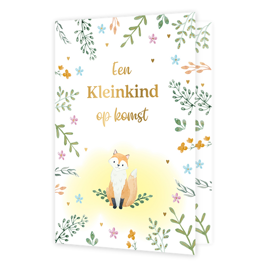 Een kleinkind op komst - Formaat: Normaal - Vorm: Staand - Zwanger kaart - Op deze wenskaart staat een vosje omringt door blaadjes en bloemen. In het midden staat de tekst: "Een kleinkind op komst". - Snelwenskaart