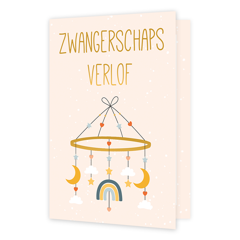 Met zwangerschapsverlof - Formaat: Normaal - Vorm: Staand - Zwanger kaart - Op deze wenskaart staat een muziekmobiel met sterren, wolkjes, halve manen, hartjes en een regenboog. Bovenaan staat de tekst: "Zwangerschapsverlof". - Snelwenskaart