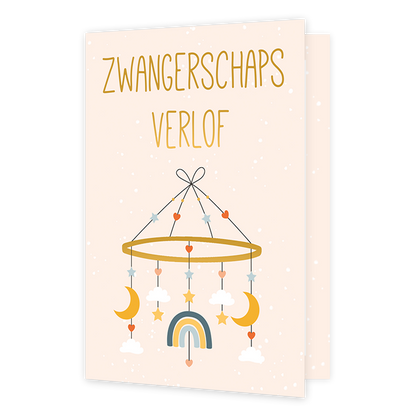 Met zwangerschapsverlof - Formaat: Normaal - Vorm: Staand - Zwanger kaart - Op deze wenskaart staat een muziekmobiel met sterren, wolkjes, halve manen, hartjes en een regenboog. Bovenaan staat de tekst: "Zwangerschapsverlof". - Snelwenskaart