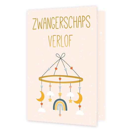 Met zwangerschapsverlof - Formaat: Normaal - Vorm: Staand - Zwanger kaart - Op deze wenskaart staat een muziekmobiel met sterren, wolkjes, halve manen, hartjes en een regenboog. Bovenaan staat de tekst: "Zwangerschapsverlof". - Snelwenskaart