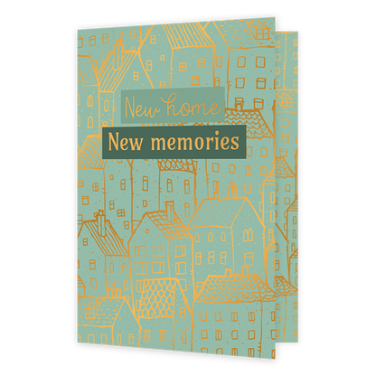 New home new memories - Formaat: Standaard - Vorm: Staand - Woningkaart - Op deze wenskaart staan goud omringde huizen op een groene achtergrond met in het midden de tekst: "New home new memories". - Snelwenskaart