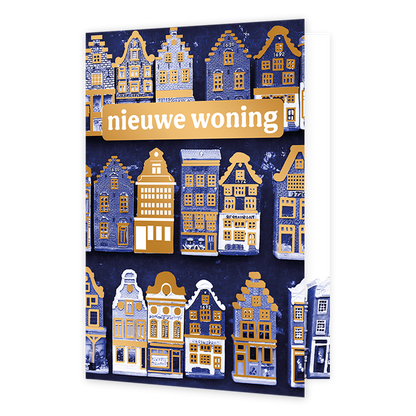 Nieuwe woning - Formaat: Normaal - Vorm: Staand - Woningkaart - Op deze wenskaart staan delfsblauwe huisjes met gouden details. In het midden staat de tekst: "Nieuwe woning". - Snelwenskaart