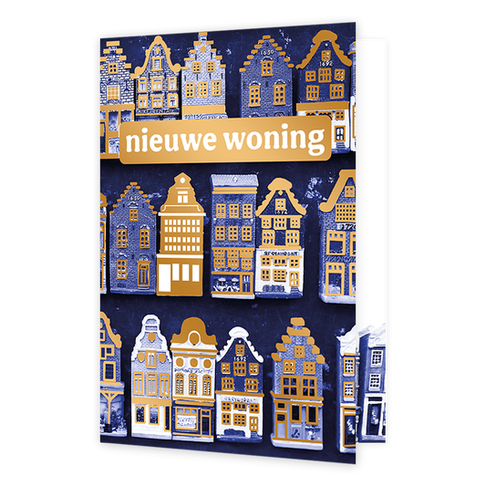Nieuwe woning - Formaat: Normaal - Vorm: Staand - Woningkaart - Op deze wenskaart staan delfsblauwe huisjes met gouden details. In het midden staat de tekst: "Nieuwe woning". - Snelwenskaart