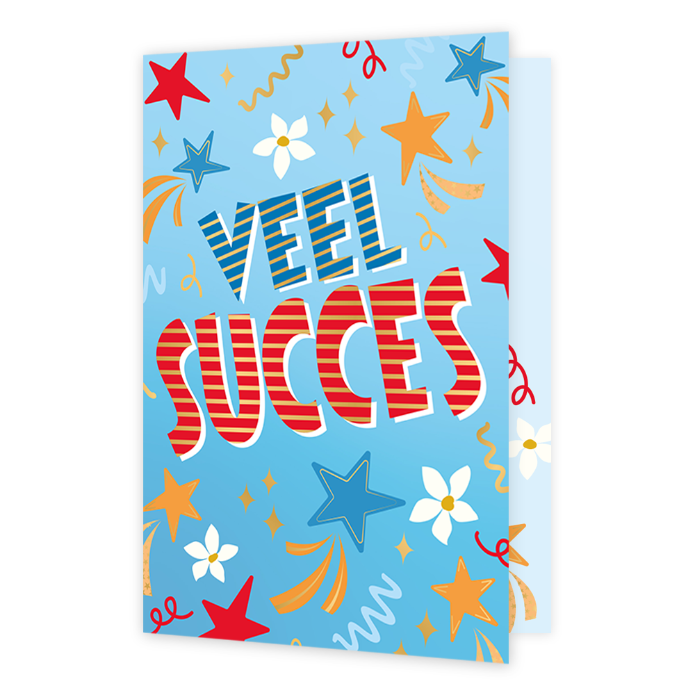 Op deze wenskaart staat de tekst 'veel succes in rood en blauw met gouden strepen. De achtergrond is blauw gevuld met sterren en slingertjes.