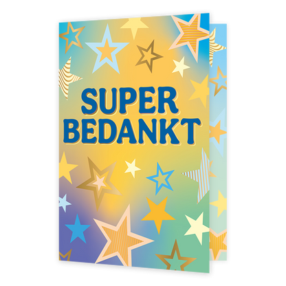 Super bedankt - Formaat: Normaal - Vorm: Staand - Bedankkaart - Op deze wenskaart staat 'super bedankt' in blauwe letters. De achtergond bestaat uit de kleuren geel, groen, paars en blauw. Op de achtergrond staan ook sterren in de kleuren blauw, goud en oranje. - Snelwenskaart