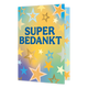 Super bedankt - Formaat: Normaal - Vorm: Staand - Bedankkaart - Op deze wenskaart staat 'super bedankt' in blauwe letters. De achtergond bestaat uit de kleuren geel, groen, paars en blauw. Op de achtergrond staan ook sterren in de kleuren blauw, goud en oranje. - Snelwenskaart