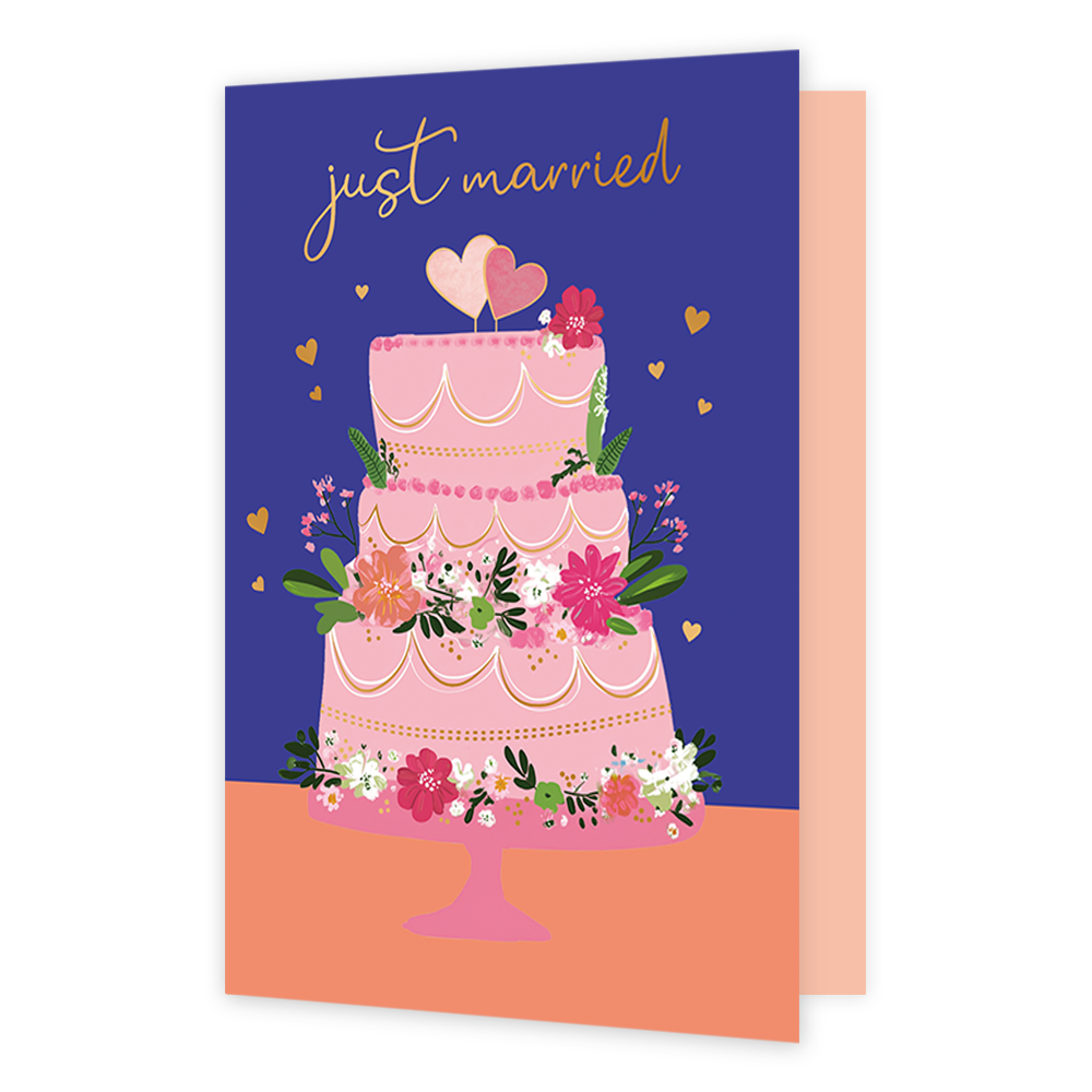 Just married - Formaat: Normaal - Vorm: Staand - Huwelijkskaart - Op deze wenskaart staat een kleurrijke illustratie van een roze bruidstaart met drie verdiepingen op een roze plateau. De taart is versierd met witte glazuurlijnen, gouden parelsnoeren en diverse bloemen in tinten van roze, wit en groen. Boven op de taart staan twee hartjes op stokjes. De achtergrond is diepblauw met kleine goudkleurige hartjes, terwijl de ondergrond een warme oranje-roze kleur heeft. Bovenaan staat de tekst "just married" g