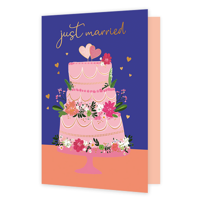 Just married - Formaat: Normaal - Vorm: Staand - Huwelijkskaart - Op deze wenskaart staat een kleurrijke illustratie van een roze bruidstaart met drie verdiepingen op een roze plateau. De taart is versierd met witte glazuurlijnen, gouden parelsnoeren en diverse bloemen in tinten van roze, wit en groen. Boven op de taart staan twee hartjes op stokjes. De achtergrond is diepblauw met kleine goudkleurige hartjes, terwijl de ondergrond een warme oranje-roze kleur heeft. Bovenaan staat de tekst "just married" g