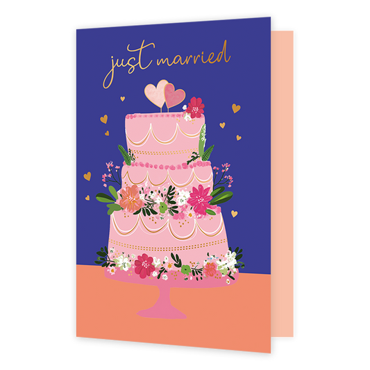 Just married - Formaat: Normaal - Vorm: Staand - Huwelijkskaart - Op deze wenskaart staat een kleurrijke illustratie van een roze bruidstaart met drie verdiepingen op een roze plateau. De taart is versierd met witte glazuurlijnen, gouden parelsnoeren en diverse bloemen in tinten van roze, wit en groen. Boven op de taart staan twee hartjes op stokjes. De achtergrond is diepblauw met kleine goudkleurige hartjes, terwijl de ondergrond een warme oranje-roze kleur heeft. Bovenaan staat de tekst "just married" g