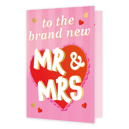 Op deze wenskaart staat de tekst 'to the brand new mr & mrs'. De achtergrond is donker en licht roze gestreept met een groot rood hart in het midden.
