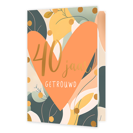 40 jaar getrouwd - Formaat: Normaal - Vorm: Staand - Huwelijkskaart - Op deze wenskaart staat een oranje hartje met op de achtergrond bladerne in de kleuren wit, geel, mintgroen en groen. In het midden staat de tekst: "40 jaar getrouwd". - Snelwenskaart