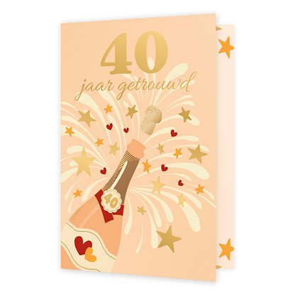 40 jaar getrouwd - Formaat: Normaal - Vorm: Staand - Verjaardagskaart - Op deze wenskaart staat de gouden tekst '40 jaar getroud'. De achtergrond heeft een champagne kleur met daarop een roze poppende champagne fles. - Snelwenskaart