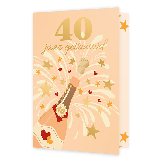 Op deze wenskaart staat de gouden tekst '40 jaar getroud'. De achtergrond heeft een champagne kleur met daarop een roze poppende champagne fles.
