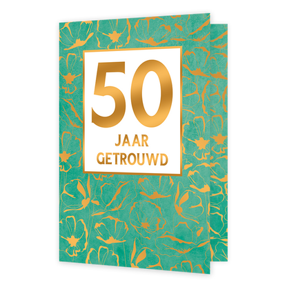 Op deze wenskaart staat de tekst "50 JAAR GETROUWD" centraal in een wit kader met een goudkleurige rand. Het getal "50" is groot en opvallend uitgevoerd in goudkleurige letters met een subtiel verloop. De achtergrond van de kaart is turquoise van kleur en versierd met een sierlijk patroon van goudkleurige bloemcontouren.