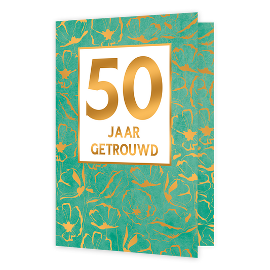 Op deze wenskaart staat de tekst "50 JAAR GETROUWD" centraal in een wit kader met een goudkleurige rand. Het getal "50" is groot en opvallend uitgevoerd in goudkleurige letters met een subtiel verloop. De achtergrond van de kaart is turquoise van kleur en versierd met een sierlijk patroon van goudkleurige bloemcontouren.