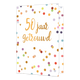 50 jaar getrouwd - Formaat: Standaard - Vorm: Staand - Huwelijkskaart - Op deze wenskaart staat de tekst "50 jaar getrouwd" centraal tegen een witte achtergrond. De gehele tekst, inclusief het getal "50", is uitgevoerd in een sierlijk, goudkleurig handgeschreven lettertype. De tekst wordt omringd door een vrolijk patroon van kleurrijke confetti-stippen in diverse tinten zoals rood, roze, groen, blauw en goud, afgewisseld met kleine goudkleurige hartjes. - Snelwenskaart