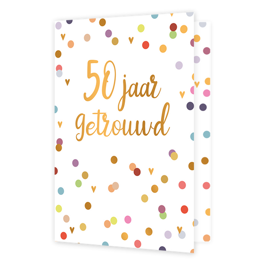Op deze wenskaart staat de tekst "50 jaar getrouwd" centraal tegen een witte achtergrond. De gehele tekst, inclusief het getal "50", is uitgevoerd in een sierlijk, goudkleurig handgeschreven lettertype. De tekst wordt omringd door een vrolijk patroon van kleurrijke confetti-stippen in diverse tinten zoals rood, roze, groen, blauw en goud, afgewisseld met kleine goudkleurige hartjes.