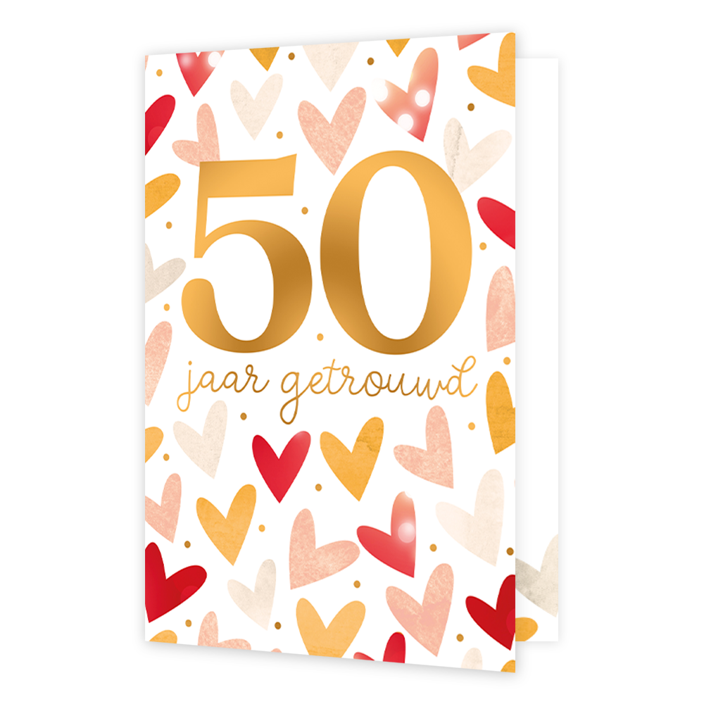 Op deze wenskaart staat de tekst "50 jaar getrouwd" centraal tegen een witte achtergrond die rijkelijk gevuld is met een patroon van hartjes. Het getal "50" is groot en opvallend uitgevoerd in een goudkleurige tint, met daaronder de woorden "jaar getrouwd" in een sierlijk, goudkleurig handgeschreven lettertype. De hartjes op de achtergrond hebben diverse warme kleuren zoals rood, oranje, goud en zachtroze, sommige met een subtiele textuur of glanseffect.