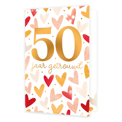 Op deze wenskaart staat de tekst "50 jaar getrouwd" centraal tegen een witte achtergrond die rijkelijk gevuld is met een patroon van hartjes. Het getal "50" is groot en opvallend uitgevoerd in een goudkleurige tint, met daaronder de woorden "jaar getrouwd" in een sierlijk, goudkleurig handgeschreven lettertype. De hartjes op de achtergrond hebben diverse warme kleuren zoals rood, oranje, goud en zachtroze, sommige met een subtiele textuur of glanseffect.
