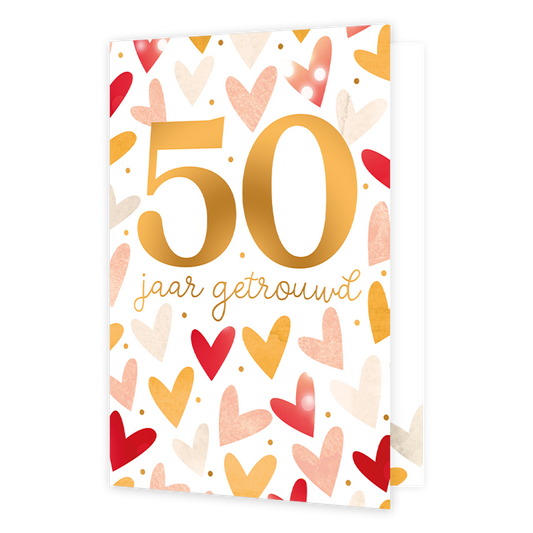 Op deze wenskaart staat de tekst "50 jaar getrouwd" centraal tegen een witte achtergrond die rijkelijk gevuld is met een patroon van hartjes. Het getal "50" is groot en opvallend uitgevoerd in een goudkleurige tint, met daaronder de woorden "jaar getrouwd" in een sierlijk, goudkleurig handgeschreven lettertype. De hartjes op de achtergrond hebben diverse warme kleuren zoals rood, oranje, goud en zachtroze, sommige met een subtiele textuur of glanseffect.