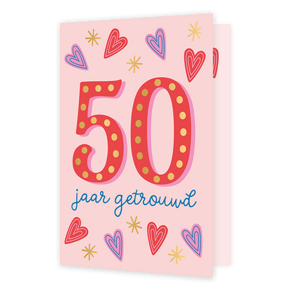 50 jaar getrouwd - Formaat: Normaal - Vorm: Staand - Verjaardagskaart - Op deze wenskaart staat de tekst "50 jaar getrouwd" centraal tegen een lichtroze achtergrond. Het getal "50" is groot uitgevoerd in het rood en versierd met goudkleurige stippen, wat doet denken aan feestverlichting. Daaronder staat de tekst "jaar getrouwd" in blauwe, handgeschreven letters. De tekst wordt omringd door vrolijke illustraties van rode en blauwe hartjes en goudkleurige sterretjes. - Snelwenskaart