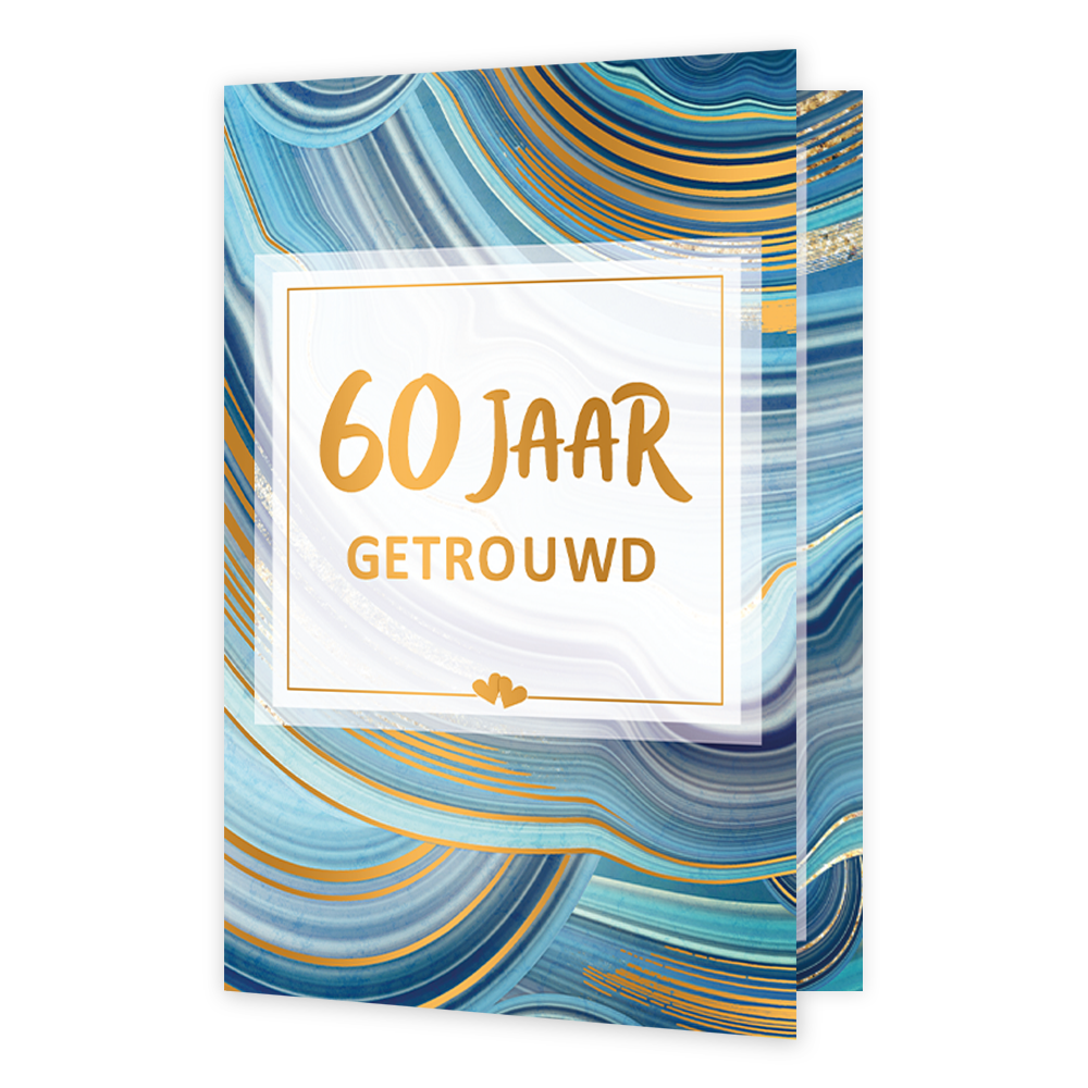 Op deze wenskaart staat de tekst "60 JAAR GETROUWD" centraal in een wit, semitransparant kader met een gouden omlijning en twee kleine hartjes onderaan. De woorden "60 JAAR" zijn uitgevoerd in een sierlijk goudkleurig lettertype, terwijl "GETROUWD" in strakke gouden blokletters daaronder staat. De achtergrond van de kaart heeft een abstract marmer- of vloeistofpatroon in diverse blauwtinten, gecombineerd met dynamische goudkleurige lijnen.