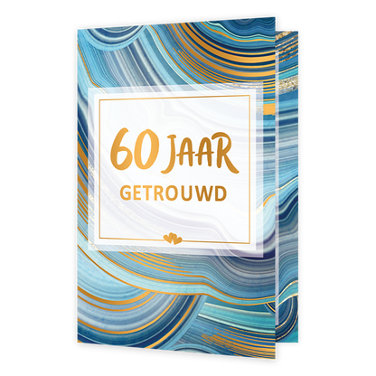 Op deze wenskaart staat de tekst "60 JAAR GETROUWD" centraal in een wit, semitransparant kader met een gouden omlijning en twee kleine hartjes onderaan. De woorden "60 JAAR" zijn uitgevoerd in een sierlijk goudkleurig lettertype, terwijl "GETROUWD" in strakke gouden blokletters daaronder staat. De achtergrond van de kaart heeft een abstract marmer- of vloeistofpatroon in diverse blauwtinten, gecombineerd met dynamische goudkleurige lijnen.