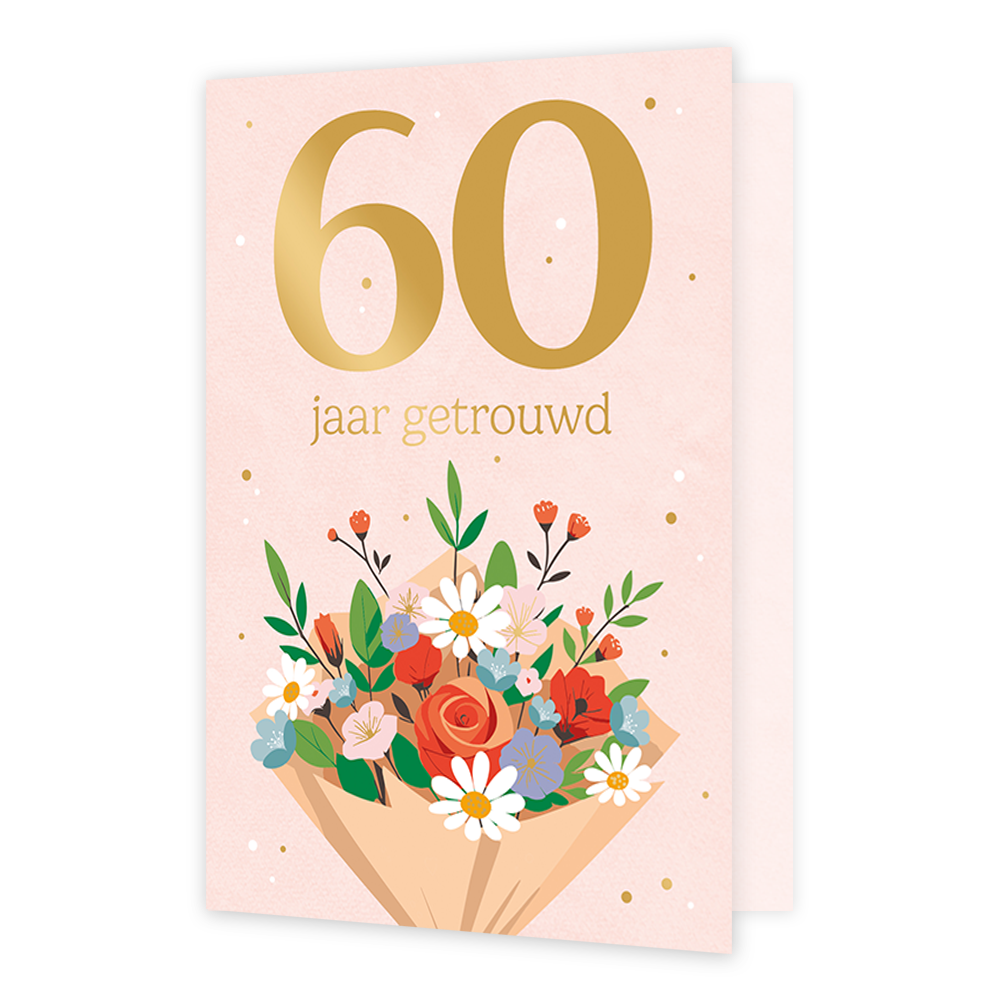 60 jaar getrouwd - Formaat: Normaal - Vorm: Staand - Huwelijkskaart - Op deze wenskaart staat het getal 60 groot in het goud bovenaan tegen een zachtroze achtergrond. Direct daaronder staat de tekst "jaar getrouwd" in een fijn, goudkleurig lettertype. De onderkant van de kaart wordt gesierd door een kleurrijk boeket bloemen in een beige papieren wikkel, met onder andere witte margrieten, een oranje roos en diverse rode en blauwe bloemetjes met groene bladeren. Subtiele goudkleurige en witte stipjes zijn ov