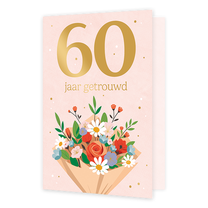 60 jaar getrouwd - Formaat: Normaal - Vorm: Staand - Huwelijkskaart - Op deze wenskaart staat het getal 60 groot in het goud bovenaan tegen een zachtroze achtergrond. Direct daaronder staat de tekst "jaar getrouwd" in een fijn, goudkleurig lettertype. De onderkant van de kaart wordt gesierd door een kleurrijk boeket bloemen in een beige papieren wikkel, met onder andere witte margrieten, een oranje roos en diverse rode en blauwe bloemetjes met groene bladeren. Subtiele goudkleurige en witte stipjes zijn ov