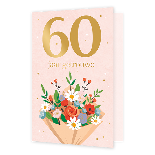 60 jaar getrouwd - Formaat: Normaal - Vorm: Staand - Huwelijkskaart - Op deze wenskaart staat het getal 60 groot in het goud bovenaan tegen een zachtroze achtergrond. Direct daaronder staat de tekst "jaar getrouwd" in een fijn, goudkleurig lettertype. De onderkant van de kaart wordt gesierd door een kleurrijk boeket bloemen in een beige papieren wikkel, met onder andere witte margrieten, een oranje roos en diverse rode en blauwe bloemetjes met groene bladeren. Subtiele goudkleurige en witte stipjes zijn ov