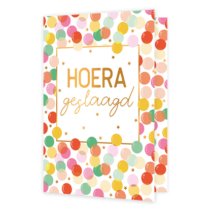 Hoera geslaagd - Formaat: Normaal - Vorm: Staand - Geslaagd kaart - Op deze wenskaart staan stippen in de kleuren geel, roze, rood, beige en groen. In het midden zit een wit vlak met de tekst: "Hoera geslaagd". - Snelwenskaart
